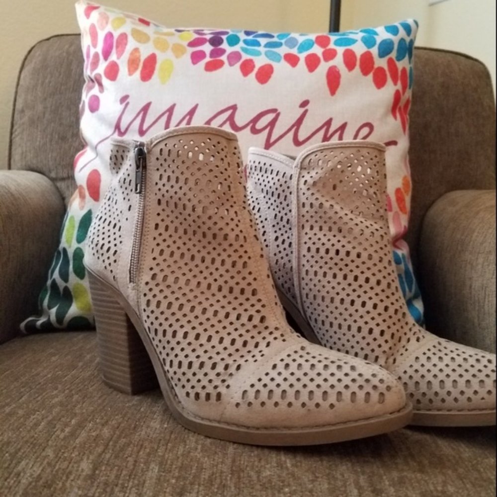 Esprit Kay Perforated Bootie 9M